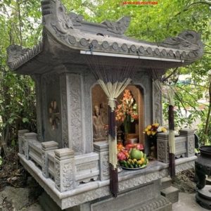 Bàn lễ đá ngoài trời