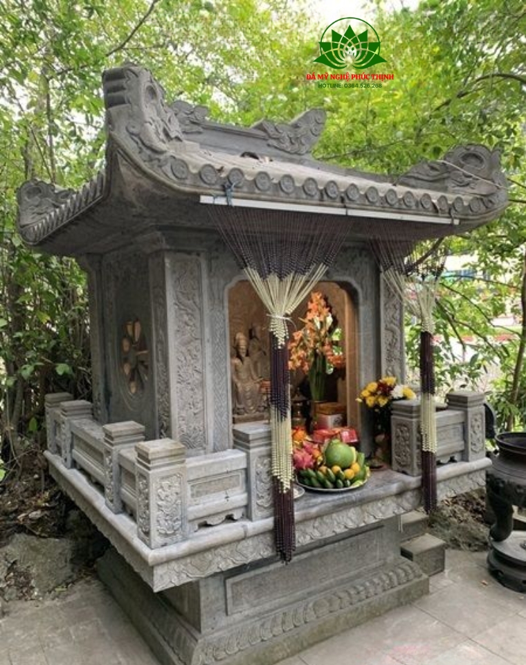 Bàn lễ đá ngoài trời