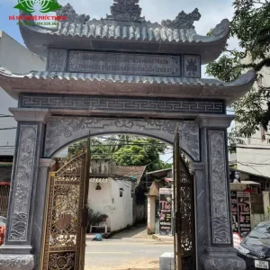 Cổng tam quan đá chạm khắc tứ quý