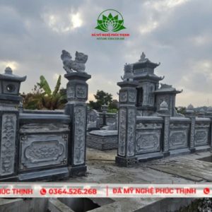 Khu lăng mộ đá gia đình xanh rêu