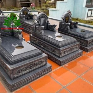 Mộ đá tam cấp xanh rêu bóng