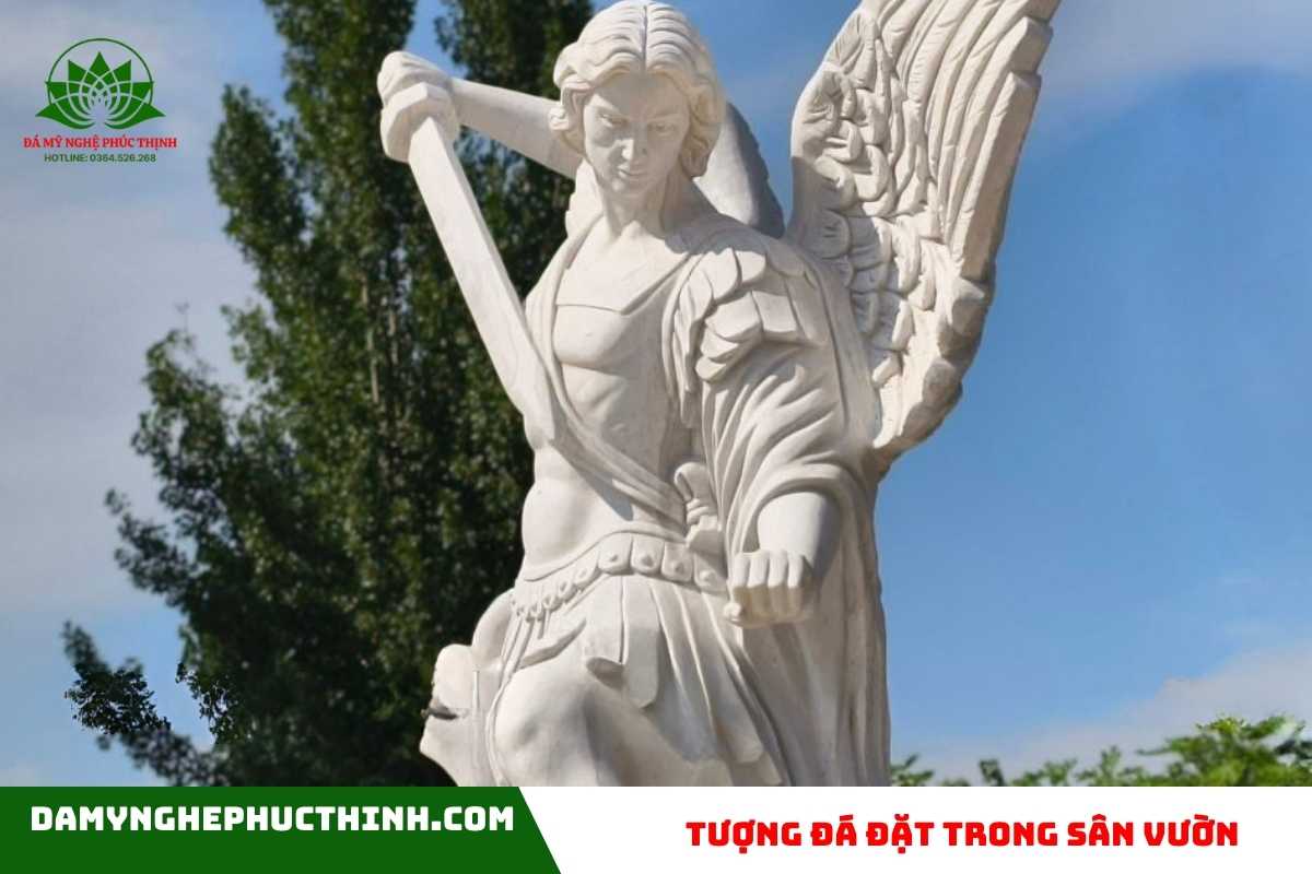Tượng đá đặt trong sân vườn