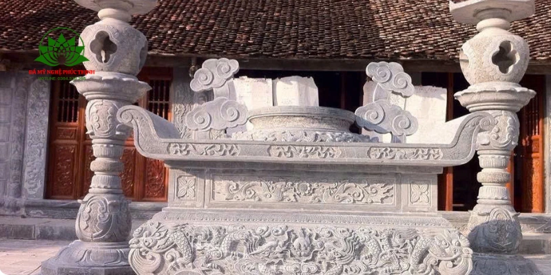 Bàn lễ đá là nơi linh thiêng nhất công trình