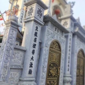 Cổng tam quan đá kèm câu đối