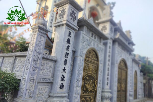 Cổng tam quan đá kèm câu đối