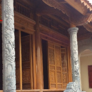 Cột đá nhà thờ họ
