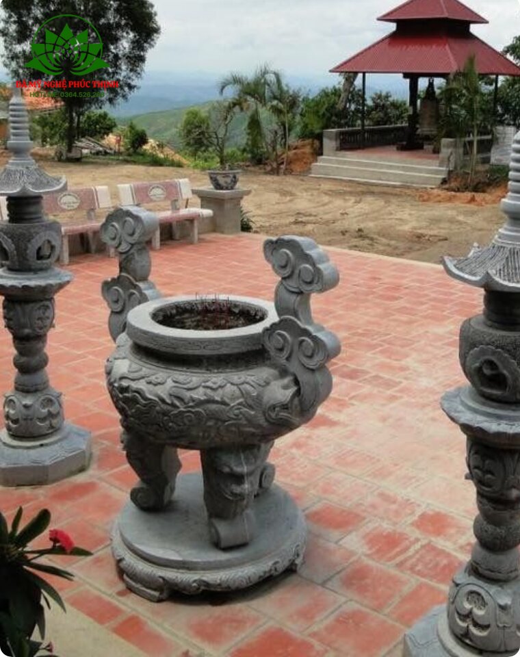 Lư hương đá là vật phẩm để kết nối tâm nguyện của con cháu với các bậc tiền nhân