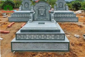 Mộ tam cấp đá xanh rêu Hà Tân