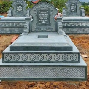 Mộ tam cấp đá xanh rêu Hà Tân