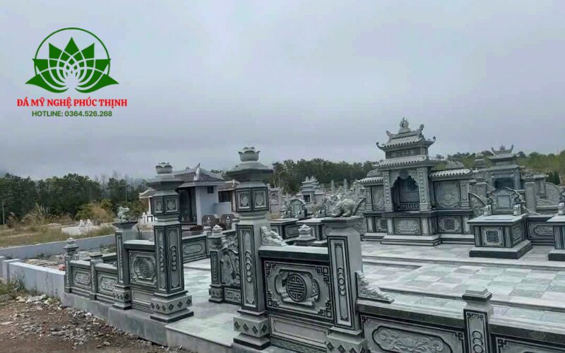 Khuôn viên lăng mộ đá xanh rêu cao cấp