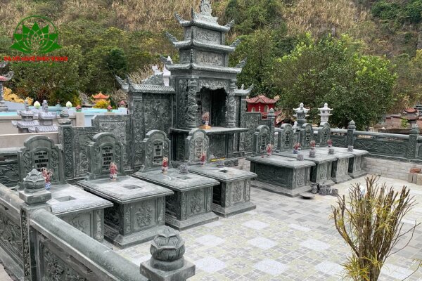 Khu lăng mộ đá xanh rêu