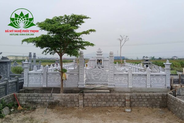 Khuôn viên lăng mộ đá trắng