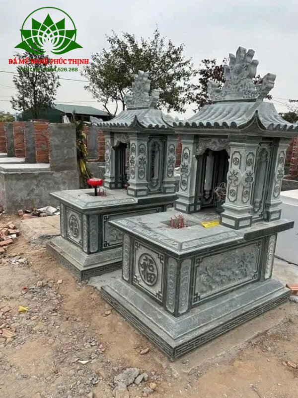 Lăng mộ đá màu xanh rêu nhỏ