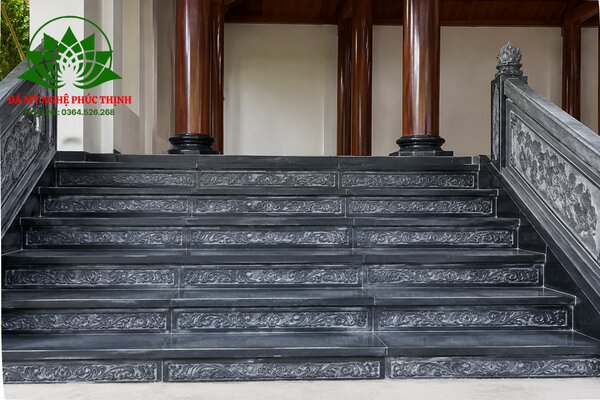 Bậc thềm đá nguyên khối có độ bền vượt trội, chịu lực và chống trơn trượt tốt