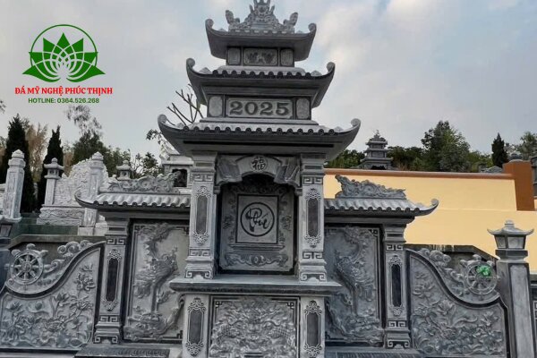 Sắp xếp ngăn nắp lại các vật phẩm trên lăng mộ