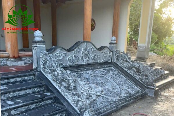 Chiếu rồng đá nằm ngay giữa bậc thềm, lối đi của cửa chính