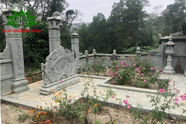 Cuốn thư đá khuôn viên lăng mộ