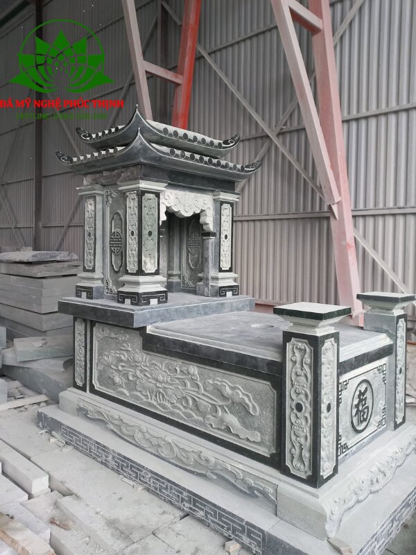 Phần mộ đá của khuôn viên