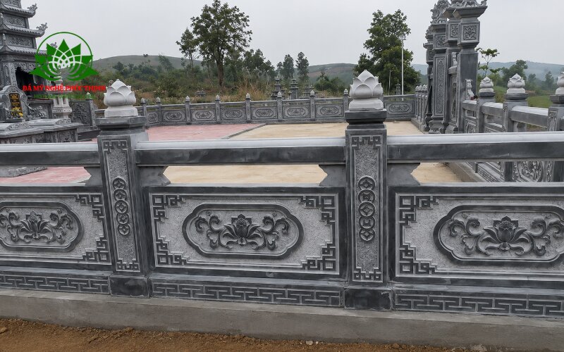 Lan can đá bao quanh khu lăng mộ