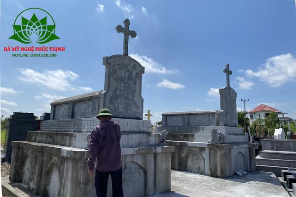 Lăng mộ công giáo có thiết kế hoa văn rất riêng