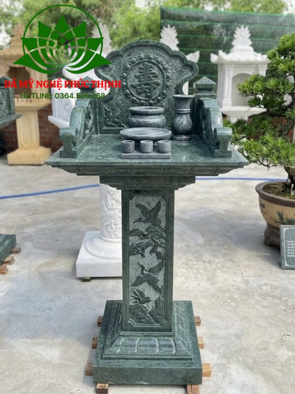 Bàn thờ thiên chủ yếu được làm từ chất liệu đá tự nhiên