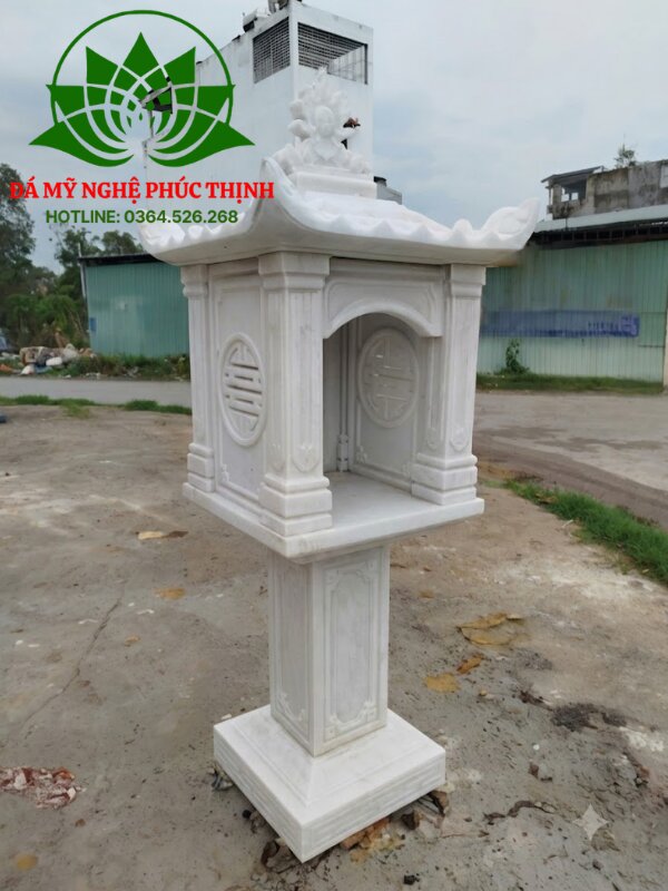 Mẫu bàn thờ thiên đá có mái giúp che chắn đồ lễ tốt