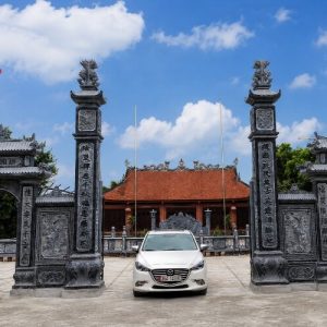 Cổng tam quan đá đen