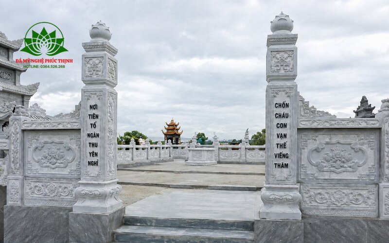 Phần cổng đá lối vào khu lăng mộ