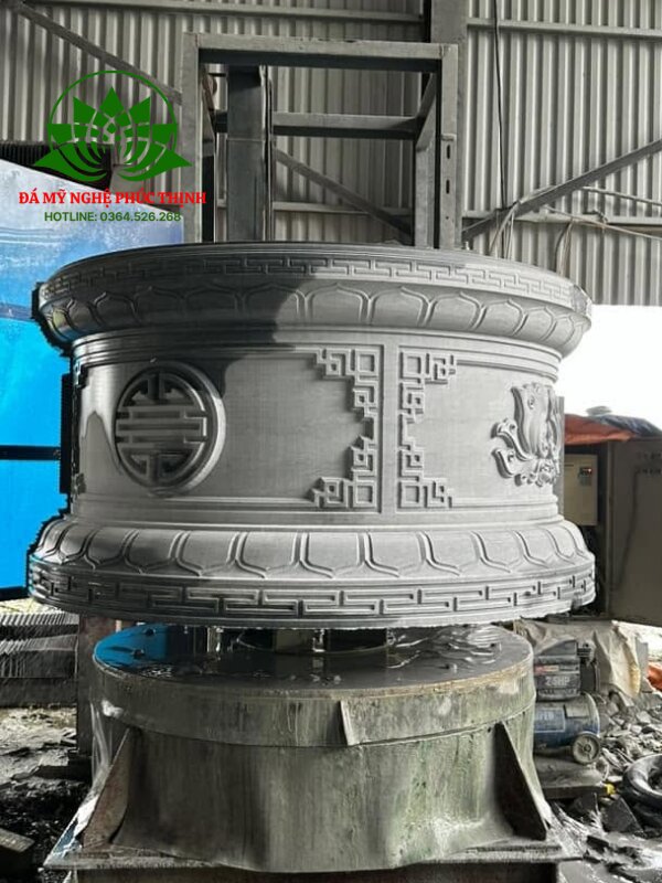 Hoa văn khắc trên mộ đá tròn không quá rườm rà
