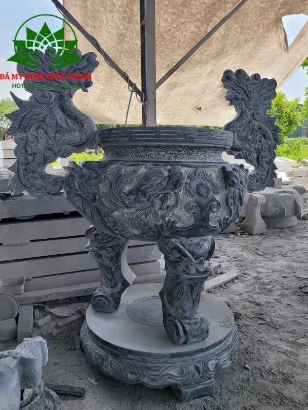 Lư hương đá là vật phẩm để kết nối tâm nguyện của con cháu với các bậc tiền nhân