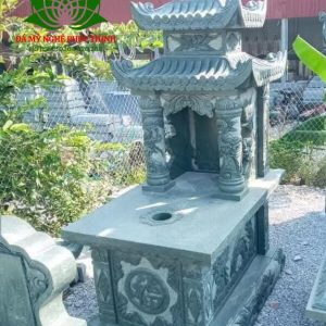 Mộ đá xanh rêu chạm chữ Phúc