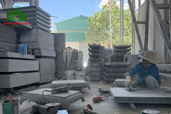 Nghệ nhân tại xưởng Phúc Thịnh có kinh nghiệm lâu năm
