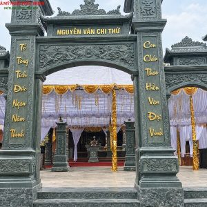 Cổng tam môn đá xanh rêu chữ nổi